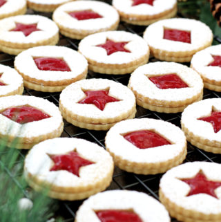 A super easy cookie recipe that will make your taste buds dance! Crunchy at first, before they’re assembled, but soften once they absorb the jam filling. Either way, they are so delicious and bursting with raspberry flavor! You simply won’t be able to resist going for more! That is, if the kids leave any... They look beautiful, delicate and festive. Perfect for the winter holiday season with a snow sprinkled design.